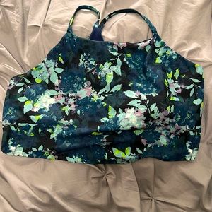Old Navy Active bra top/cropped workout top with deep blue/green floral print.
